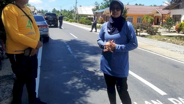Bupati Luwu Utara, Indah Putri Indriani saat meninjau ruas jalan program inpres jalan TA 2023.