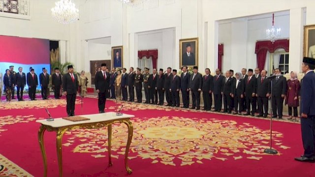 Presiden RI Joko Widodo (Jokowi) melantik dua orang Menteri Kabinet Indonesia Maju sisa masa jabatan periode tahun 2019-2024 di Istana Negara Jakarta, Rabu (21/2/2024). (setkab.go.id)