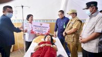 Pj Gubernur Sulsel Jenguk Korban Longsor di Luwu dan Serahkan Santunan