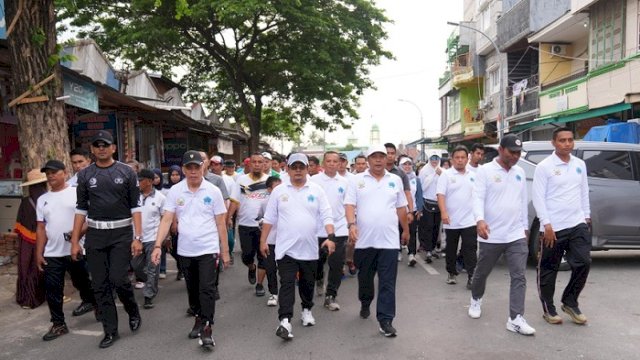 Pj Gubernur Sulsel Jalan Santai Bersama Warga dan Cek Harga Kebutuhan Pokok di Pasar Bantaeng
