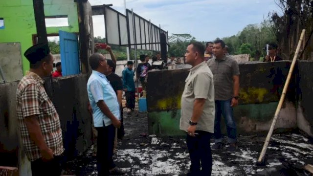 Pj Bupati Sinjai, T.R. Fahsul Falah meninjau langsung lokasi bangunan gedung Sekolah Dasar Islam Terpadu (SDIT) Thoriqul Jannah Sinjai pasca mengalami kebakaran. 