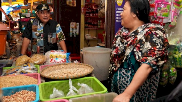 Penjabat Gubernur Sulsel, Bahtiar Baharuddin, melakukan pemantauan harga-harga kebutuhan pokok di Pasar Terong, Kota Makassar, Kamis (15/2/2024).