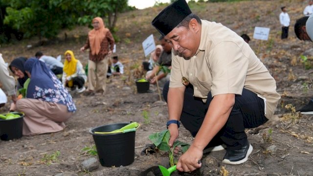 Penjabat Gubernur Sulsel, Bahtiar Baharuddin menanam pisang cavendish di Pondok Pesantren Al Badar Bilalang, Kota Parepare, Sabtu, 17 Februari 2024.