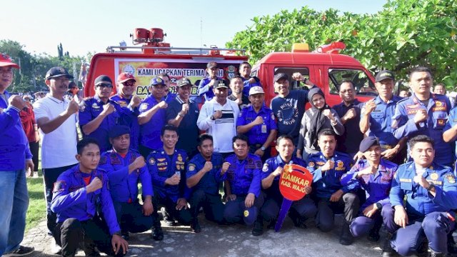 Bunyi Sirine Tandai Penyerahan Satu Unit Damkar ke Pemkab Wajo