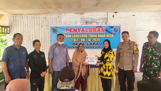 Plt. Camat Baebunta Selatan, Ikhdiani saat melakukan penyaluran BLT di Desa Lara.