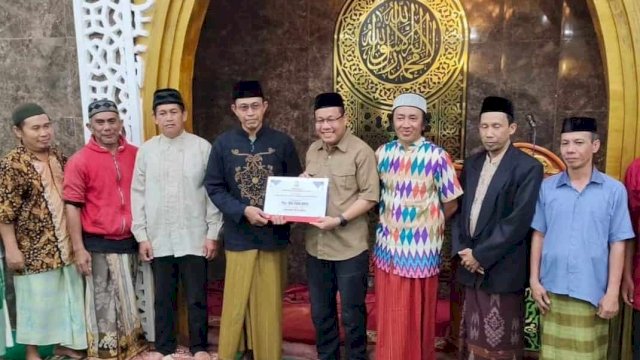 Safari Ramadhan, Sekwan Makasssar Serahkan Dana Hibah di Masjid Jannatul Firdaus