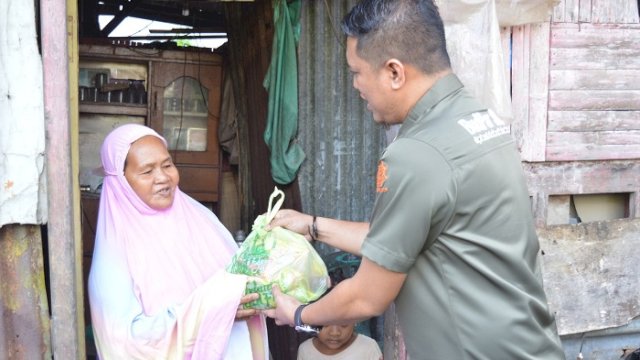 Disbudpar Sulsel Door To Door Bagikan Bingkisan Ramadan