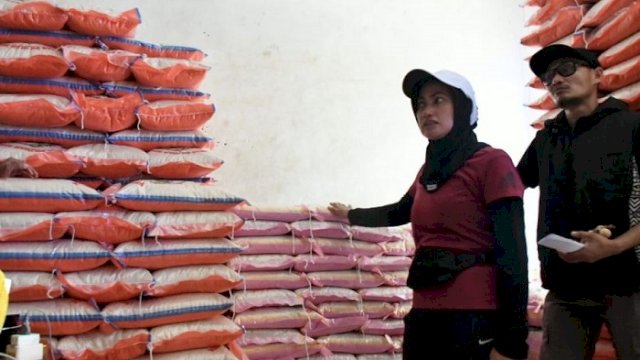 Bupati Luwu Utara Indah Putri Indriani bersama Kepala DP2KUKM Aji Saputra saat melakukan pengecekan harga di Pasar Sentral Masamba.