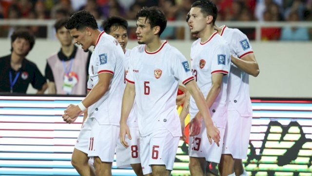 Para pemain Timnas Indonesia merayakan gol yang dicetak oleh Ragnar Oratmangoen ke gawang Vietnam. Dalam laga di Stadion My Dinh, Hanoi, Selasa (26/3/2024) malam WIB, Indonesia mampu menaklukkan tuan rumah Vietnam dengan skor 3-0. (pssi)
