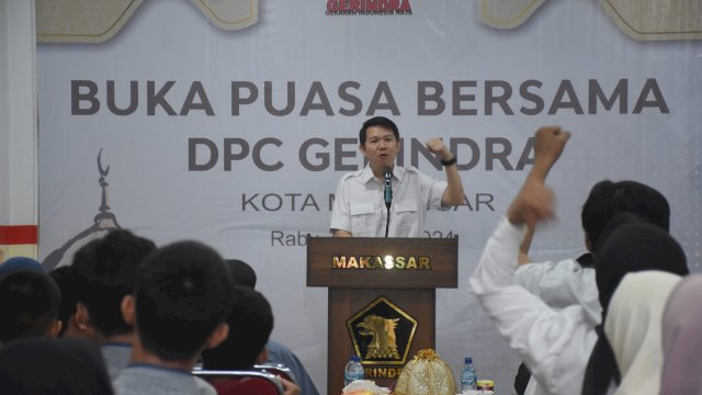 Ketua Gerindra Makassar, Eric Horas memberikan sambutan saat buka puasa bersama di Kantor Gerindra Makassar, Jl Raya Pendidikan, Rabu (3/4/2024).