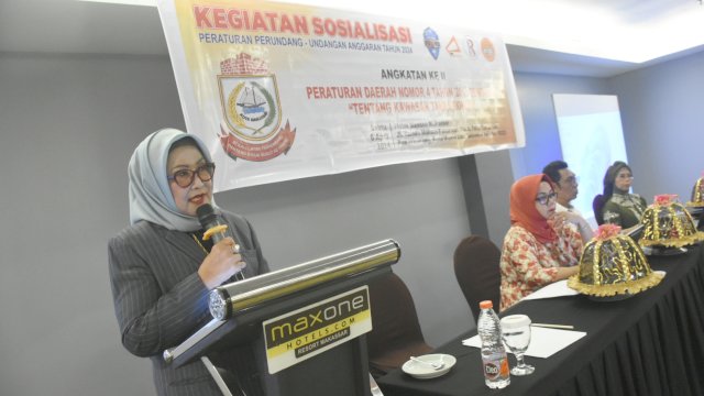 Anggota DPRD Makassar, Apiaty Amin Syam sosialisasi Kawasan Tanpa Rokok (KTR), di Hotel Maxone, Sabtu (6/4/2024).