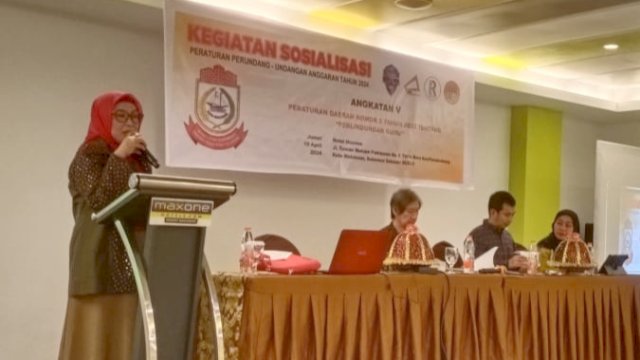 Anggota DPRD Makassar, Apiaty Amin Syam sosialisasi Perlindungan Guru, di Hotel Maxone, Jumat (19/4/2024).