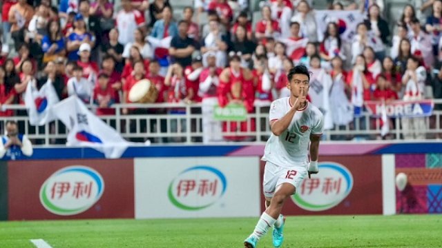 Selebrasi pemain Timnas Indonesia U-23 Pratama Arhan setelah sukses mengeksekusi penalti ke gawang Korea Selatan. Timnas Indonesia lolos ke semifinal Piala Asia U-23 2024 setelah menyingkirkan Korea Selatan (Korsel) U-23. Garuda Muda menang 11-10 (2-2) lewat babak adu penalti. (PSSI)