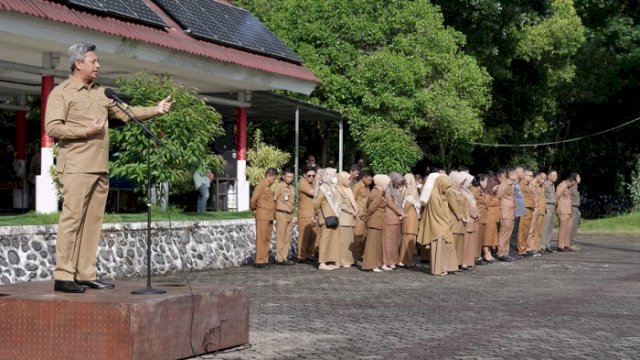 Penjabat Sekretaris Daerah Provinsi Sulawesi Selatan Andi Muhammad Arsjad saat memimpin apel pagi di lapangna upacara Kantor Gubernur Sulsel, Selasa (16/4/2024).