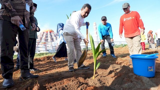 Menanam Pohon Kelapa di Taman Religi CPI
