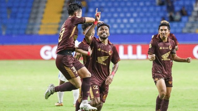 Para pemain PSM Makassar merayakan gol yang dicetak oleh Yakob Sayuri ke gawang PSIS Semarang. PSM berhasil menaklukkan tamunya, PSIS, dengan skor 3-1 dalma laga pekan ke-31 Liga 1 Indonesia di Stadion Batakan, Balikpapan, Selasa (16/4/2024). (@PSM_Makassar)