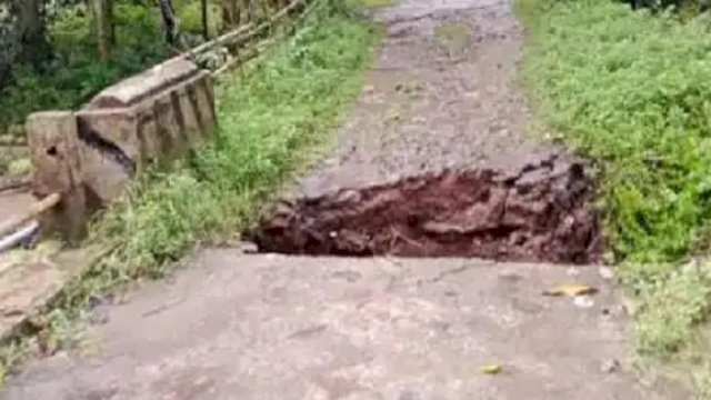Jembatan di Desa Songing, Kecamatan Sinjai Selatan, Kabupaten Sinjai, mengalami ambruk.