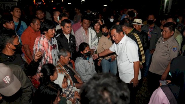 Pj Gubernur Sulsel Kunjungi Korban Longsor di Tana Toraja dan Serahkan Bantuan