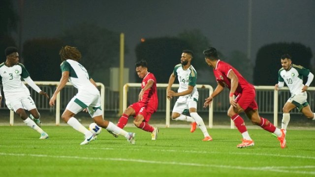 Laga uji coba Indonesia melawan Arab Saudi yang berlangsung di The Sevens Stadium, Dubai, Jumat (5/4) waktu setempat. Timnas U-23 Indonesia harus mengakui keunggulan Arab Saudi dengan skor 1-3. (PSSI)