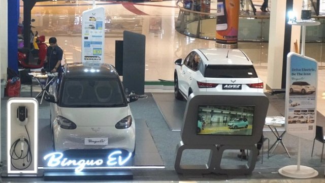 Dua produk Wuling masing-masing BinguoEV dan Alvez ditampilkan dalam pameran "Drive Experience Week" di TSM Makassar.