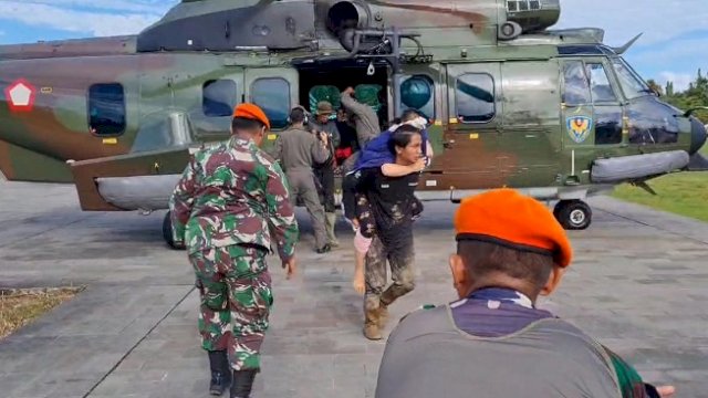 Helikopter TNI AU Dikerahkan Evakuasi 103 Warga Korban Banjir dan Longsor di Tiga Desa Terisolir