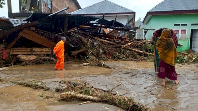 Banjir yang terjadi di Kabupaten Luwu, Sulawesi Selatan. ()