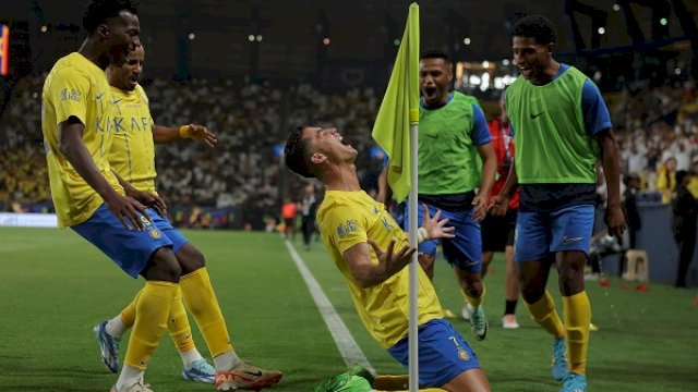 Pemain Al Nassr Cristiano Ronaldo melakukan selebrasi usai mencetak gol ke gawang Al Ittihad pada pertandingan ke-34 yang digelar di Stadion Al-Awwal Park, Senin (27/5/2024) atau Selasa dini hari WIB. (@AlNassrFC)