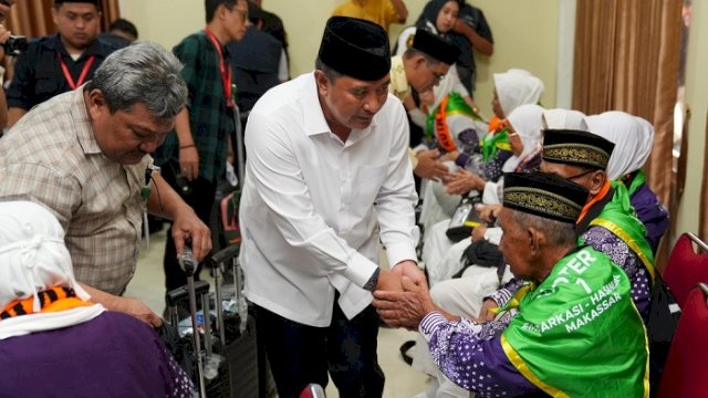 Penjabat Gubernur Sulsel Bahtiar Baharuddin saat pelepasan jemaah calon haji kloter pertama Embarkasi Makassar di Asrama Haji Sudiang, Makassar, Minggu (12/5/2024).