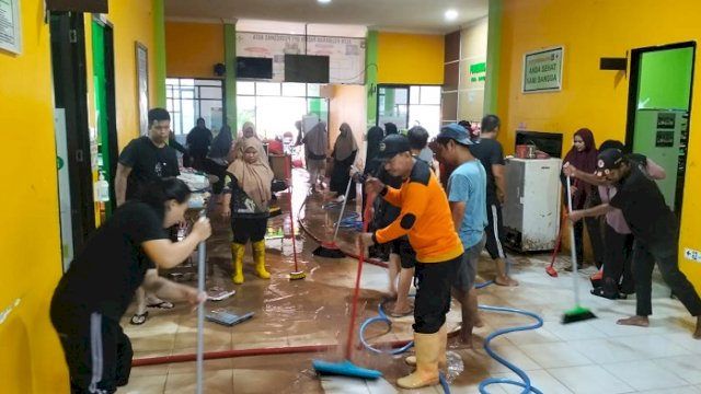 Tim Gabungan melakukan pembersihan material banjir dan longsor, Jumat (3/5). (BPBD Kab Enrekang)