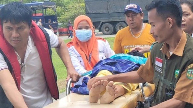 Nakes Rela Jalan Kaki untuk Layani Korban Banjir dan Longsor di Titik Terisolir Latimojong