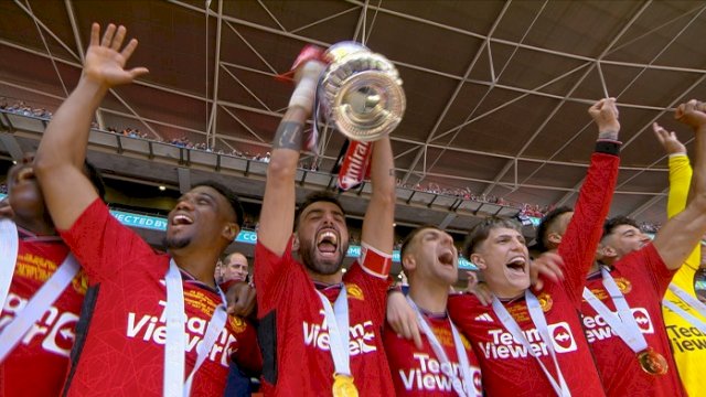 Para pemain Manchester United merayakan juara Piala FA 2024. Di final, Manchester United berhasil mengalahkan Manchester City. (@ManUtd)