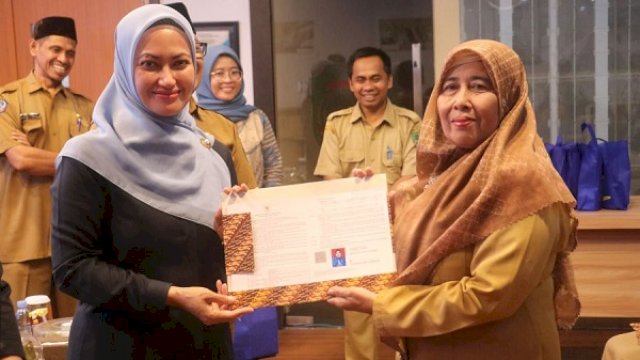 Bupati Luwu Utara, Indah Putri Indriani saat menyerahkan SK Pensiun.
