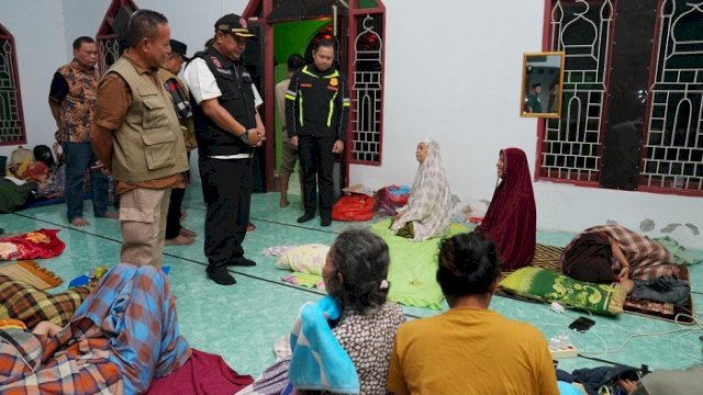 Penjabat Gubernur Sulsel Bahtiar Baharuddin mengunjungi lokasi yang terkena bencana banjir dan tanah longsor di Kabupaten Luwu, Jumat, 4 Mei 2024. Pj Gubernur menemui warga di lokasi pengungsian.