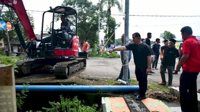 Dipimpin Pj Bupati, Pemkab Sinjai Lakukan Pengerukan Drainase untuk Antisipasi Banjir