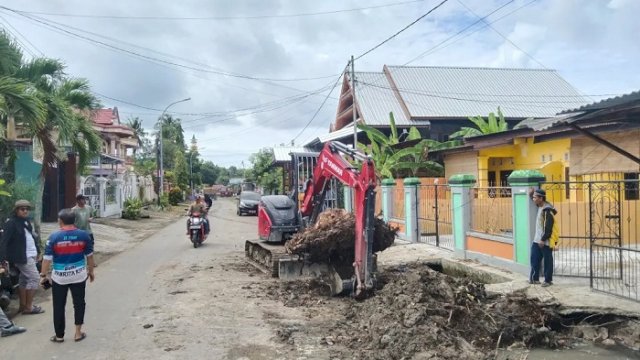Hari Libur, Satgas Tanggap Darurat Bencana Pemkab Sinjai Tetap Turun Bersihkan Drainase