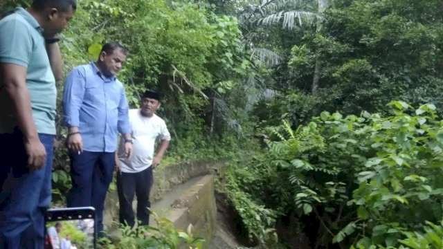 Pj Bupati Sinjai T.R. Fahsul Falah bersama Dandim 1424 Sinjai Letkol Arm Dian Akhmad Arifandi, beserta beberapa pejabat utama Pemkab Sinjai meninjau kondisi irigasi yang ambruk.
