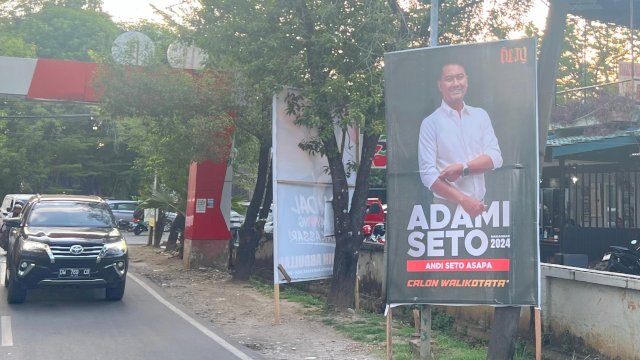 Baliho ADAMI Seto bertebaran di Kota Makassar.