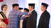 Danny Pomanto Terima Penghargaan Satyalencana Wira Karya