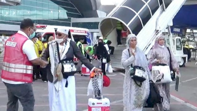 Dokumentasi: Jemaah haji kelompok terbang (kloter) pertama Embarkasi Makassar telah tiba kembali di Bandara Internasional Sultan Hasanuddin Makassar, Minggu (23/6/2024). (dok. kemenag sulsel)