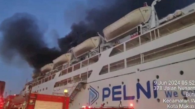 Insiden kebakaran KM Umsini di Makassar. Saat ini pemadaman api sudah berhasil dilakukan.