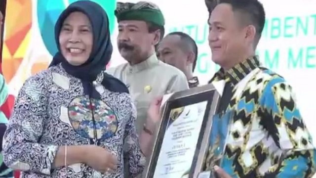 Piagam penghargaan Pasar Rakyat Kapidi sebagai Juara I Nasional Pasar Pangan Aman Berbasis Komunitas.