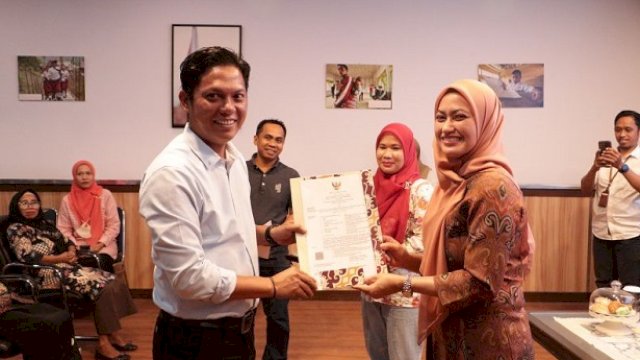 Penyerahan SK kenaikan pangkat oleh Bupati Luwu Utara, Indah Putri Indriani.