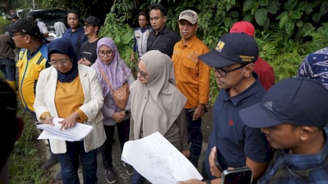 Bupati Luwu Utara Indah Putri Indriani bersama Tim Kementerian PUPR memastikan kesesuaian lokasi as DAM.