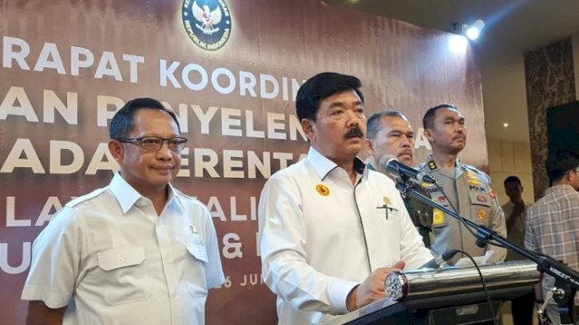 Menko Polhukam RI Marsekal TNI (Purn) Hadi Tjahjanto dan Mendagri Tito Karnavian memberikan keterangan kepada awak media di Hotel Claro Makassar, Rabu (26/6/2024).