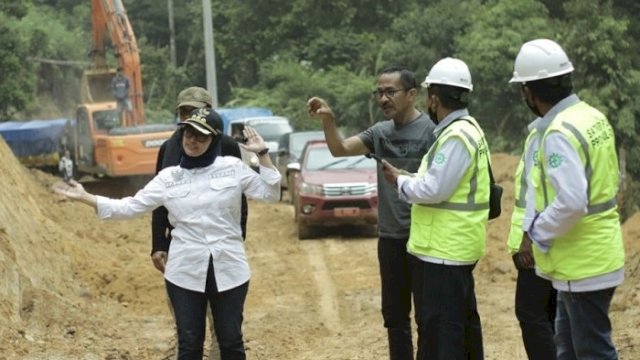 Kunjungan kerja Bupati Luwu Utara Indah Putri Indriani saat meninjau pekerjaan ruas jalan ke Seko, Oktober 2023.