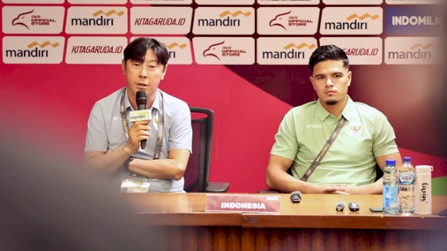 Pelatih Timnas Indonesia Shin Tae-yong dan pemain Ragnar Oratmangoen. (Dok. PSSI)