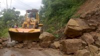 Gunakan Alat Berat, Jalan Tertutup Longsor di Sinjai Kini Sudah Bisa Dilalui Kendaraan