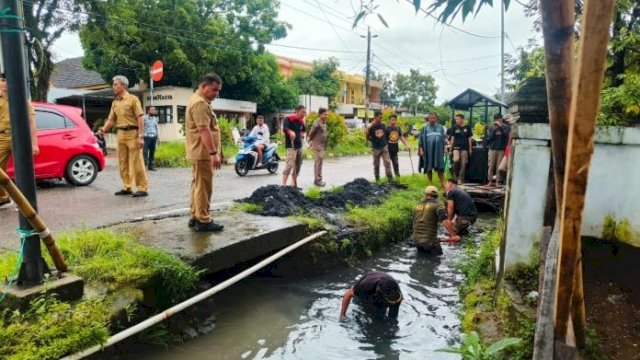 Curah Hujan Masih Tinggi, Pj Bupati Sinjai Turunkan Satgas Bersihkan Drainase