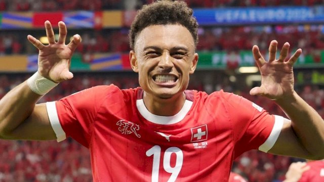 Pemain Timnas Swiss Dan Ndoye melakukan selebrasi usai mencetak gol ke gawang Jerman. Laga berakhir imbang 1-1, membuat kedua tim lolos ke babak 16 besar Euro 2024. (X/@EURO2024)