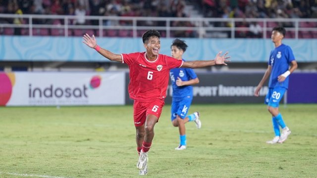 Pemain Timnas Indonesia U-16 Evandra Florasta melakukan selebrasi usai mencetak gol ke gawang Singapura pada ajang pertandingan penyisihan Grup A ASEAN U-16 Boys Championship 2024 yang digelar di Stadion Manahan Solo, Jateng, Jumat (21/6/2024). (Dok. PSSI)